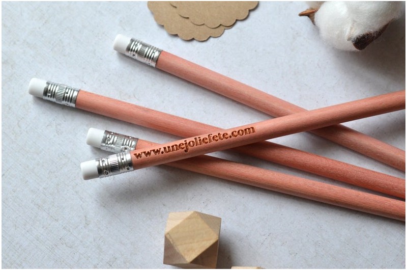 Grand crayon en bois brut personnalisé